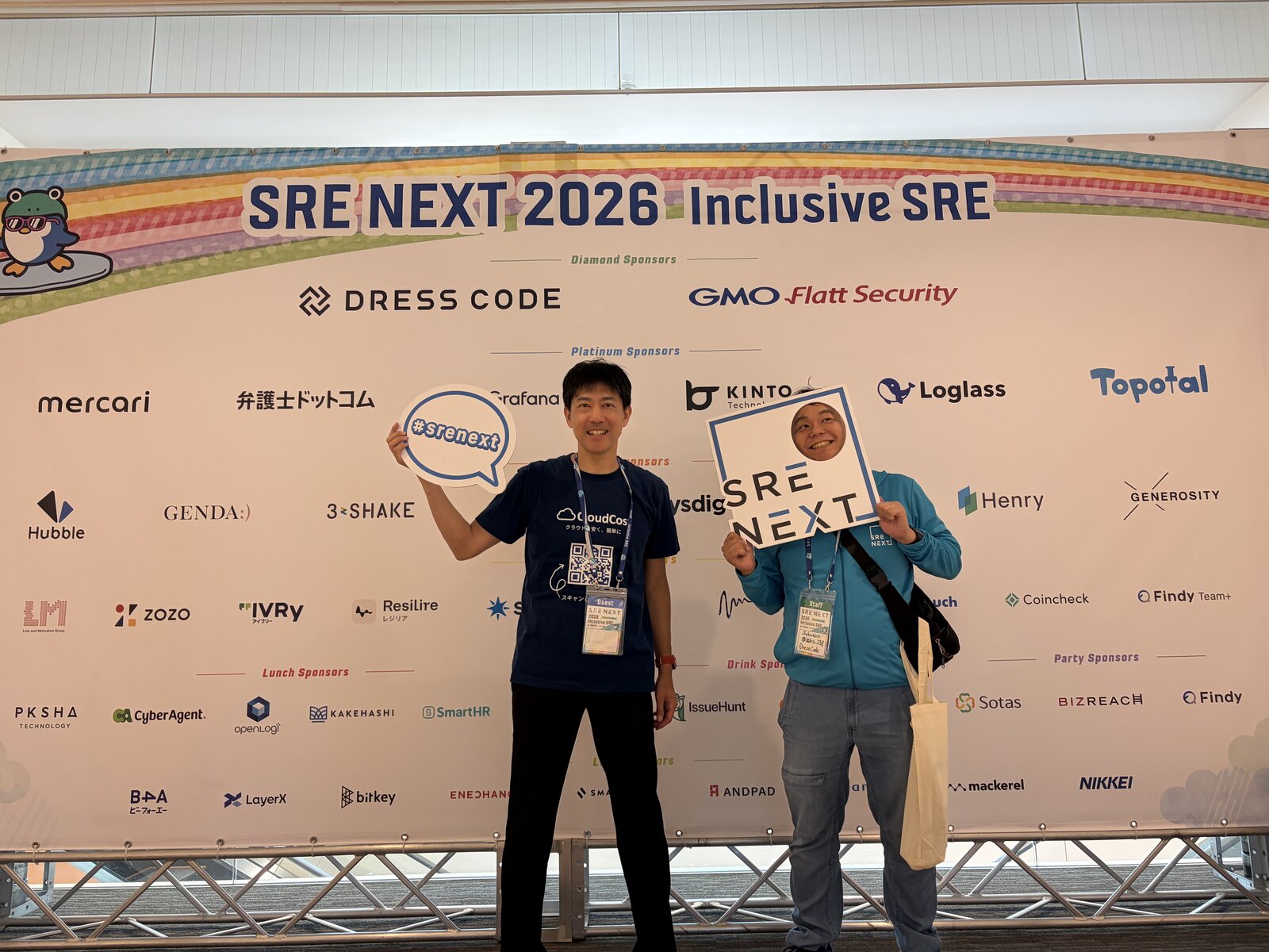SRE NEXT 2026の会場内、スポンサーロゴが並ぶフォトスポットにて